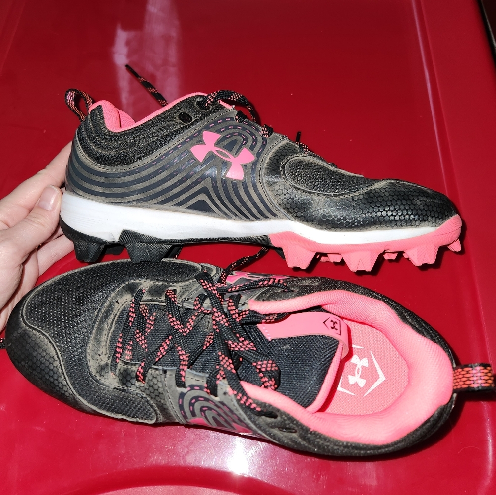 Underarmour Cleats Womens 6